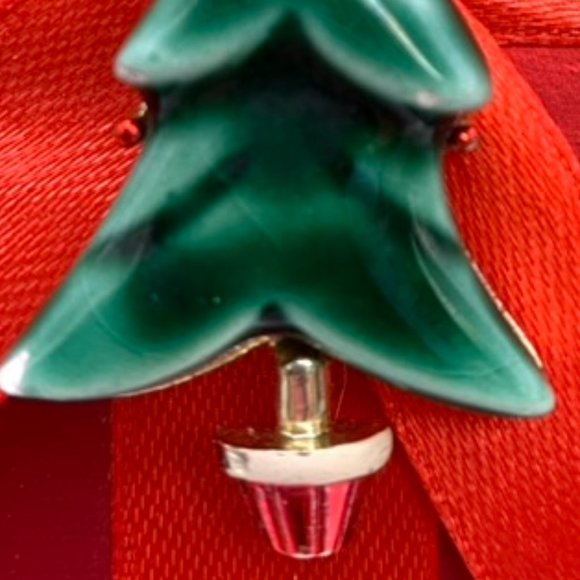 Beatriz Rare Collectible Christmas Pin - Picture 3 of 3